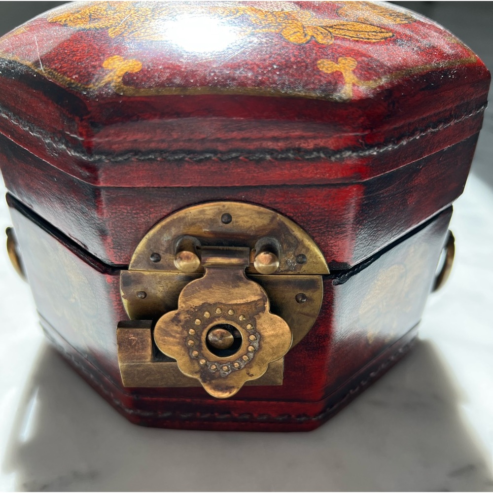 Vintage Chinese Octagonal Red Box with Peacock Depicted on Top - Picture 2 of 16